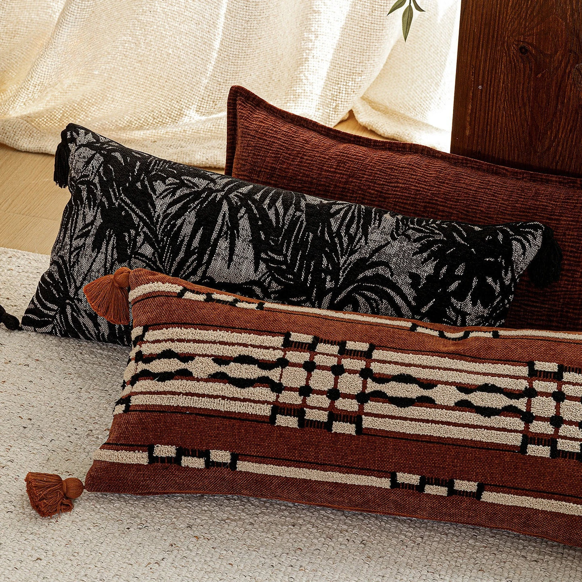 housse coussin lombaire géométrique boho chic marron noir pompons décorative canapé voiture 30x65cm polyester