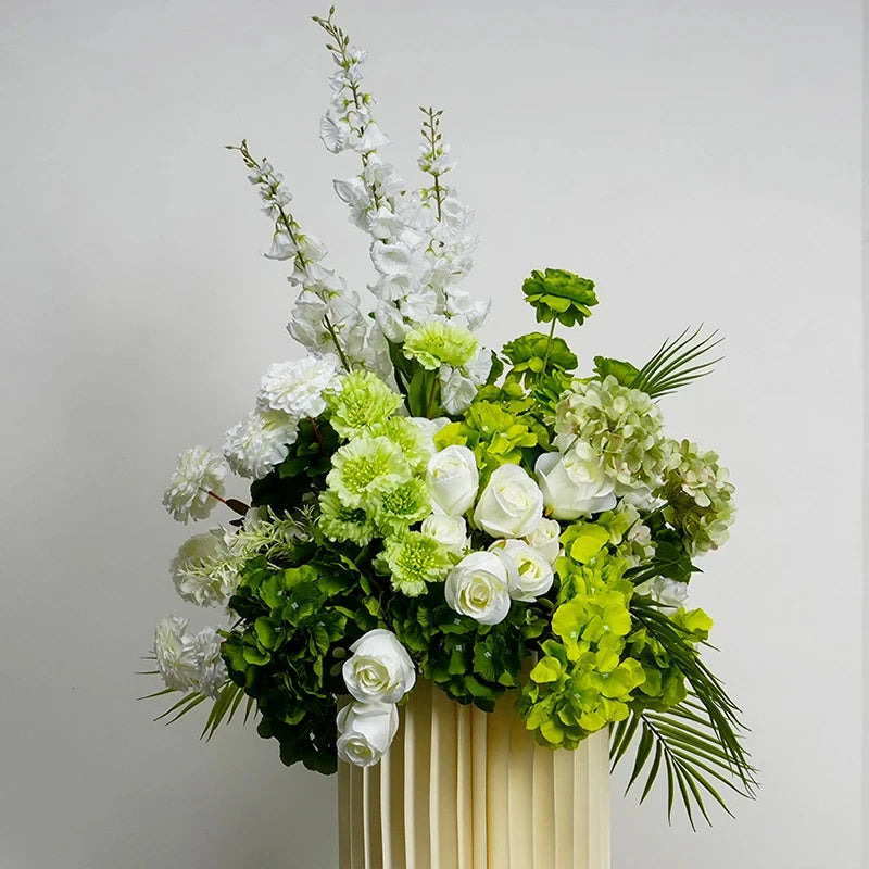 décoration florale arche vert roses hortensias delphiniums mariage romantique extérieur événement festive