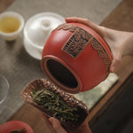pot thé rouge jaune noir artisanal motifs floraux poisson chaîne pompon hermétique