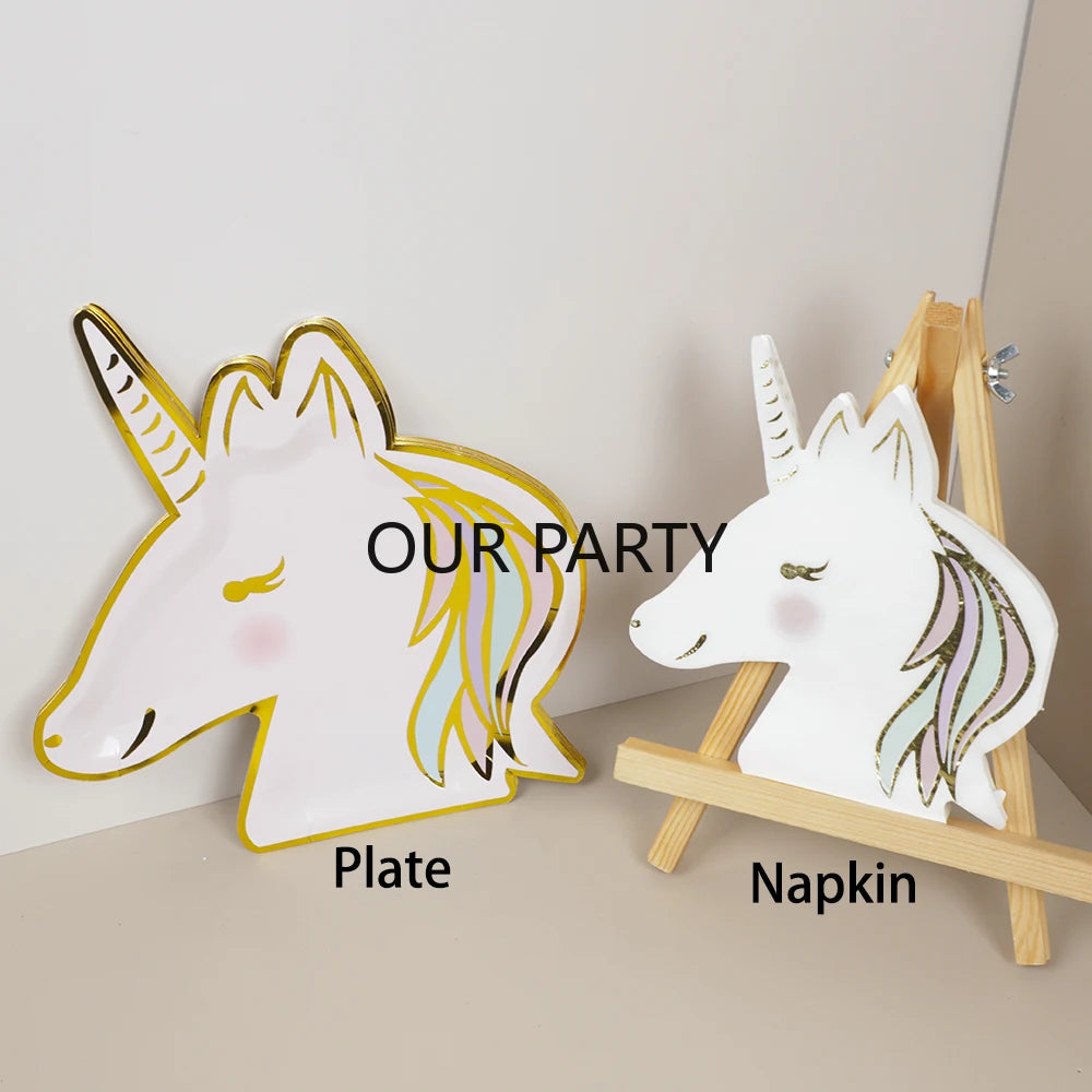 assiettes licorne dorées serviettes motifs arc ciel festifs enfants célébrations colorées tables