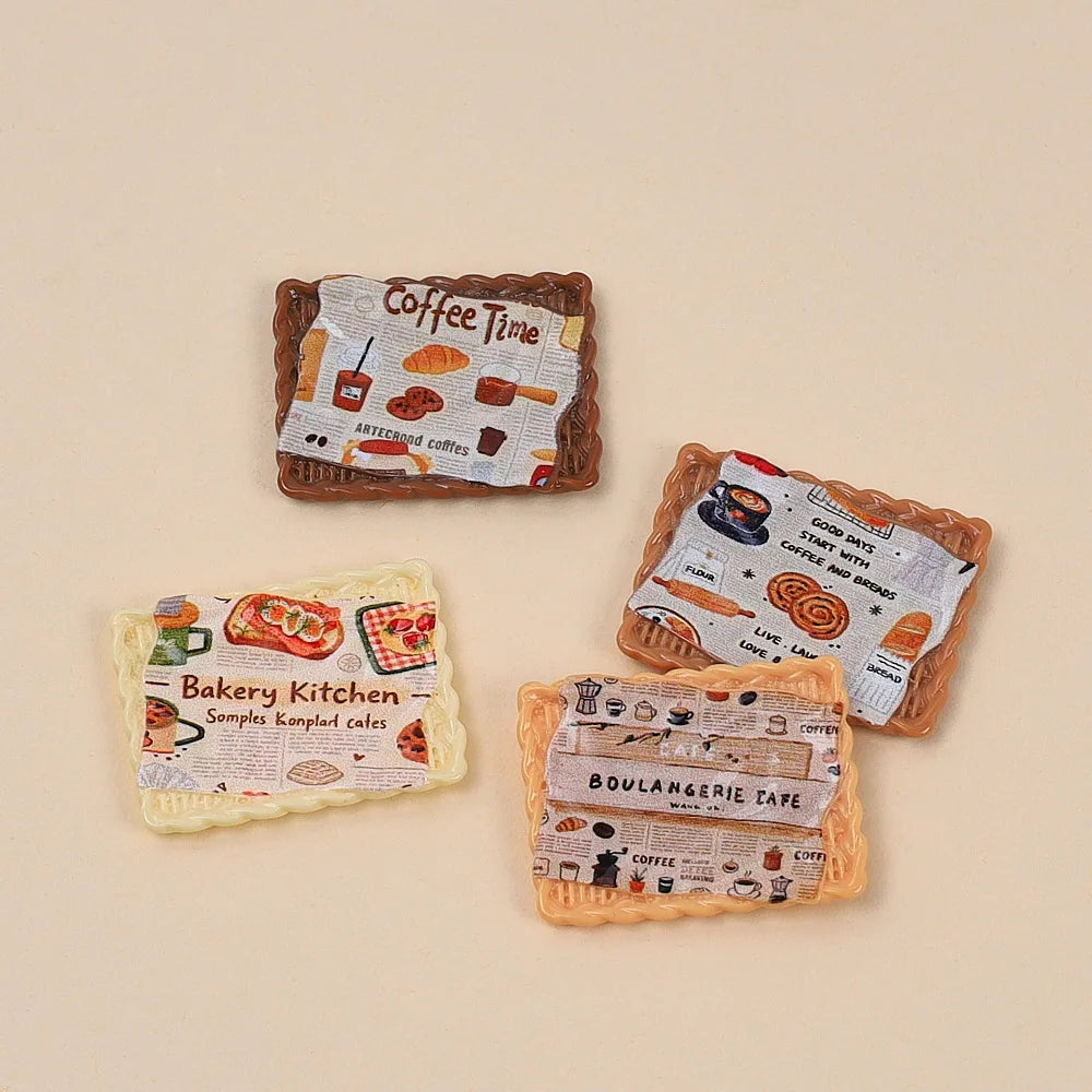 plateaux simulation résine miniature décorative assiettes gâteaux motifs fleurs carreaux textes couleurs marron blanc