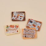 plateaux simulation résine miniature décorative assiettes gâteaux motifs fleurs carreaux textes couleurs marron blanc