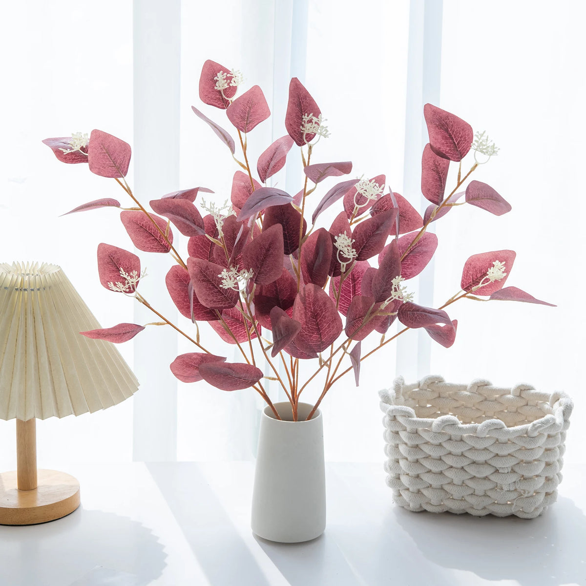 branche artificielle feuilles ovales rouge bleu vase blanc minimaliste décoration intérieureextérieur