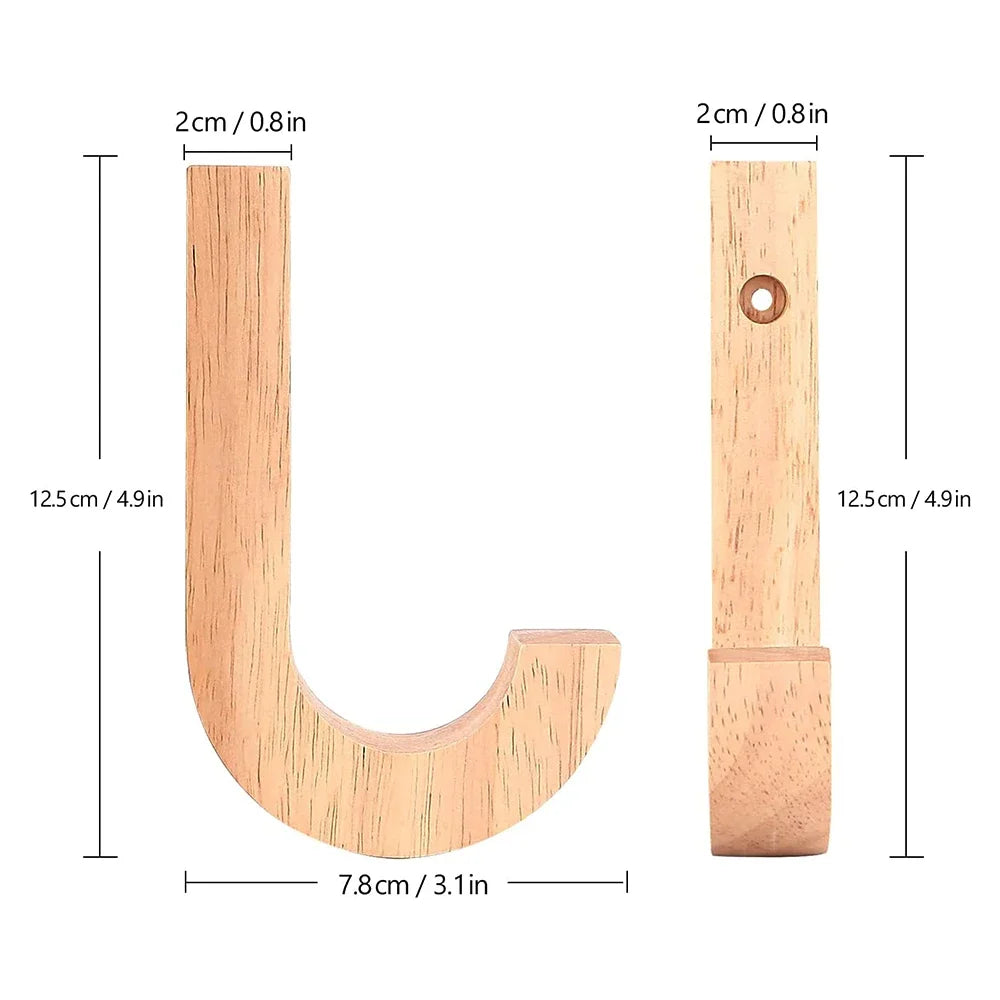 Installation de porte-manteau en bois vert clair dans une salle de bain