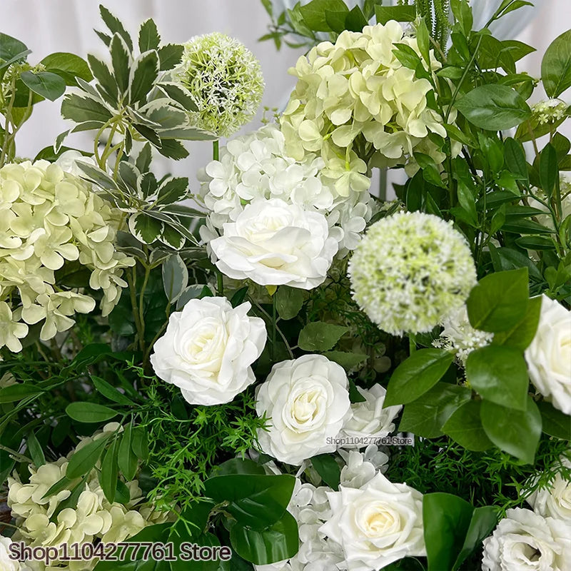 décoration mariage arrangement floral roses blanches hortensias verts anthuriums feuillage dense élégant romantiqueextérieur