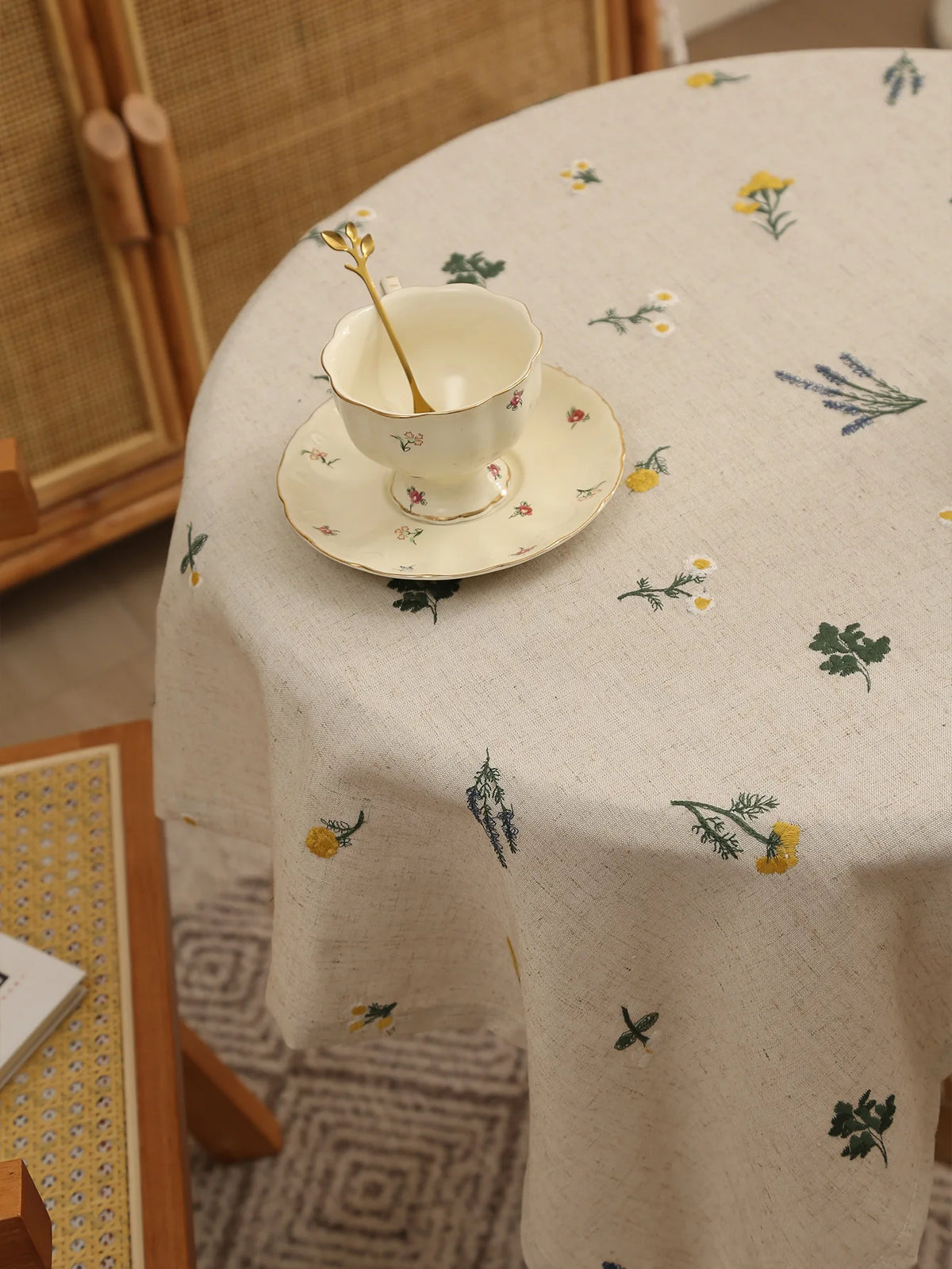 nappe lin fleuri fleurs feuilles vertes mariage extérieur table rustique naturelleOpaque beige clair tassel