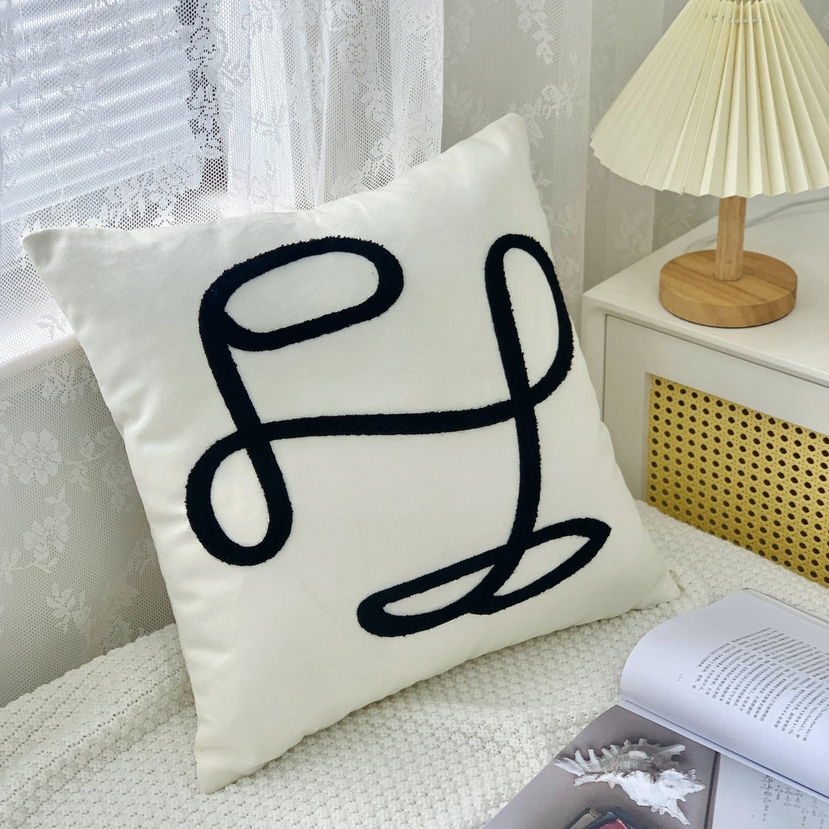 housse coussin brodé motif géométrique moderne coton blanc décoration intérieure carreau 45x45cm opaquet fixations