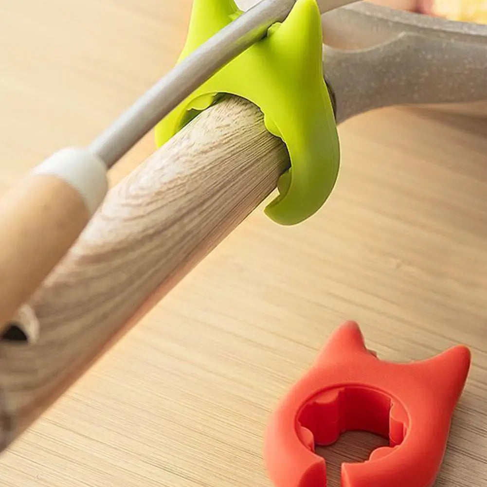 Support de cuillère en silicone jaune sur une casserole