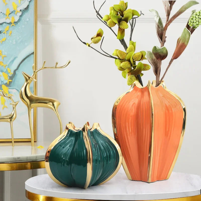 vase moderne élégant orange vert rayures bordure dorée fleurs artificielles décoration intérieure table salon