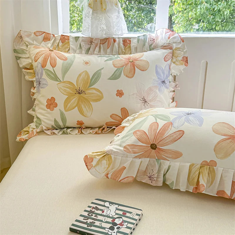 coussin floral vintage coton beige rose vert bleu bordure frisée lit maison