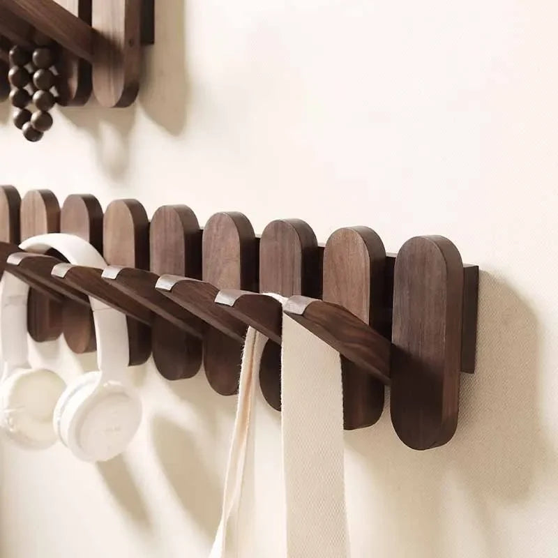 Détail des crochets du porte-manteau mural en bois