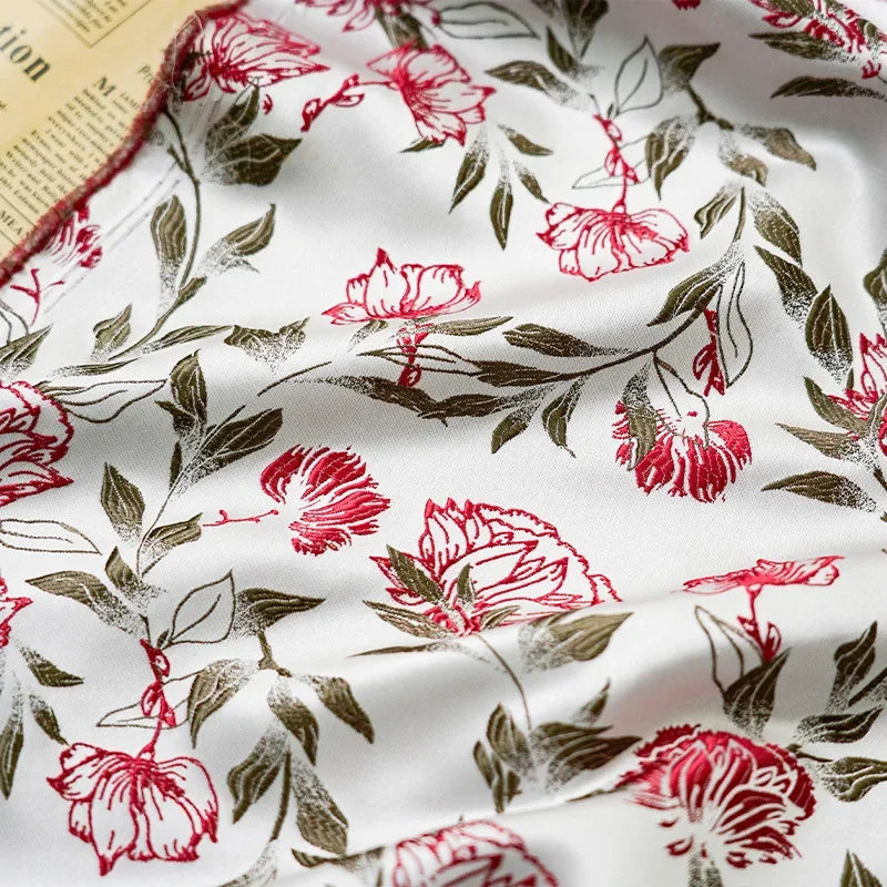 tissu imprimé floral blanc rouge vert jaune fleurs feuilles polyester résistant élégant couture décorative