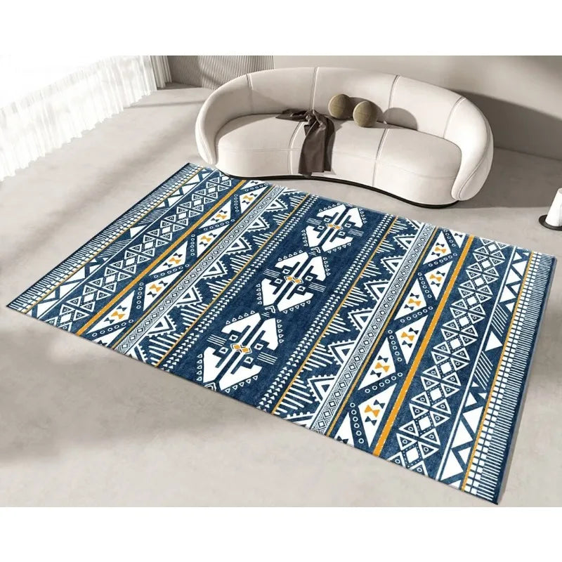 Tapis au motif géométrique bleu et jaune, avec des formes triangulaires et rectangulaires, disposées de manière symétrique sur un sol blanc.