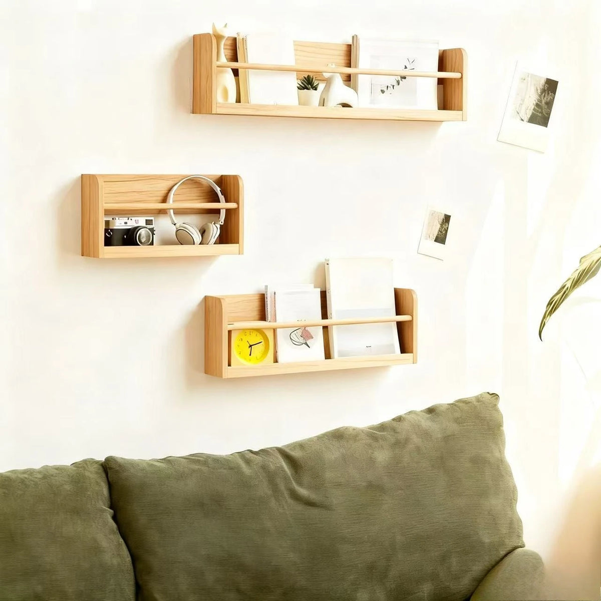 étagères murales bois naturel minimaliste horloge cadre photo vase lunettes plantes chambre salon