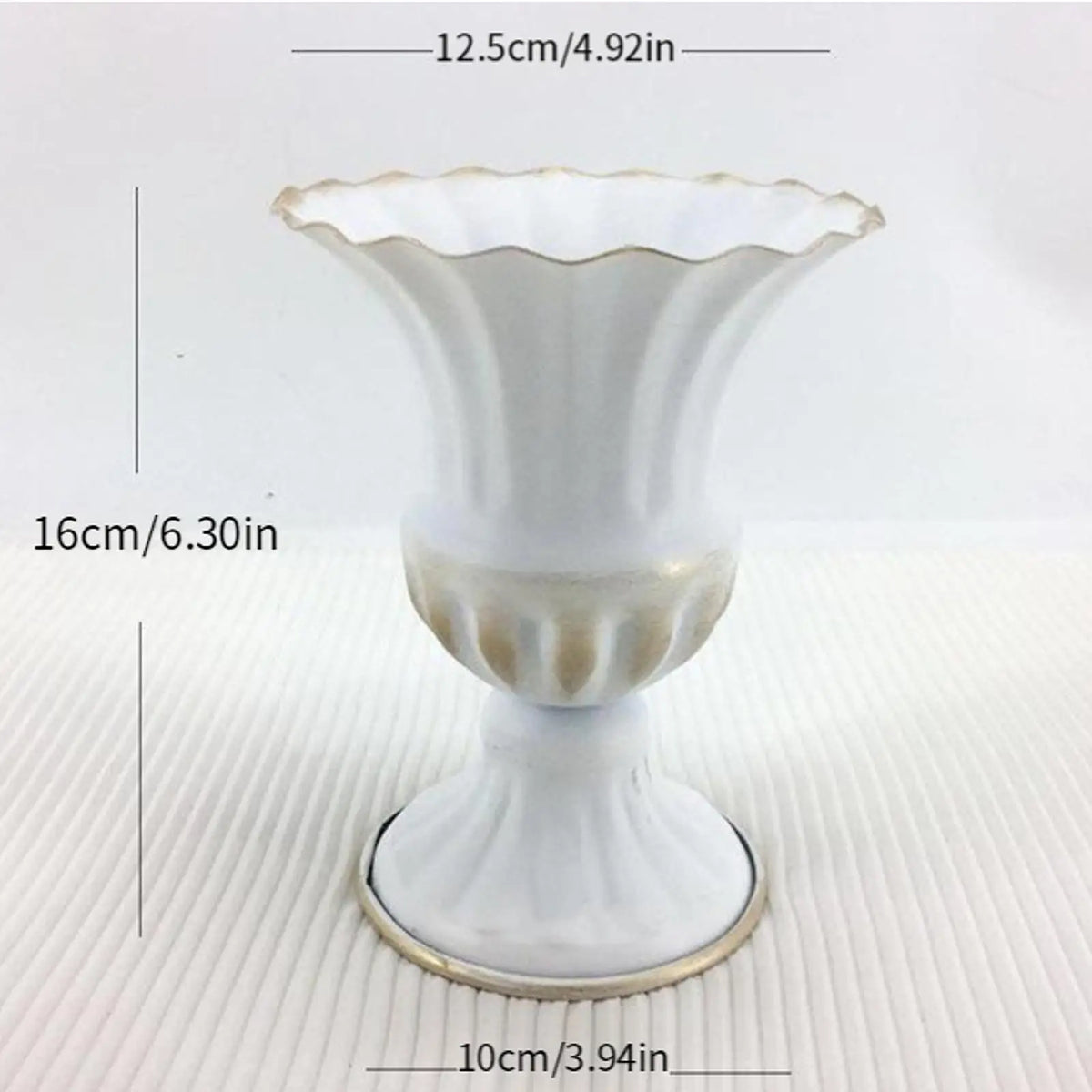 vase doré blanc gris floral classique élégant intérieur extérieur bouquets multiples support table arrangements