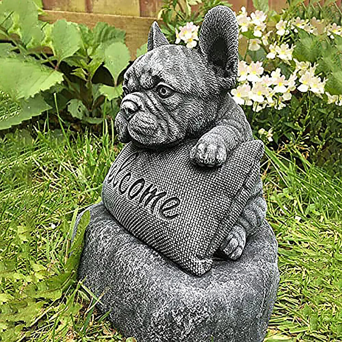 statue bulldog français bienvenue pierre texturée gris clair decoration jardin exterieur animalier assis bloc