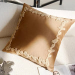 taies d'oreiller patchwork moderne motifs brodés couleurs variées géométriques fleurs beige marron noir blanc