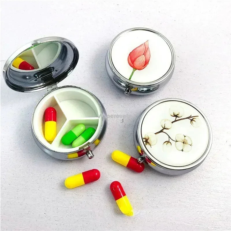 boîte pilules argentée fleurs bleues compartiments classiques vintage button closure organiser médicaments compartments pilules