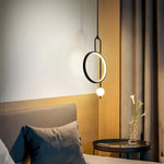 Suspension lumineuse moderne or noir anneaux sphères blanches minimaliste salon chambrehôtel