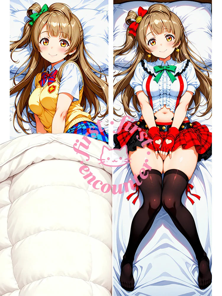 coussin allongé motif anime minami kotori personnages cheveux blonds yeux marron jupes colorées blanc