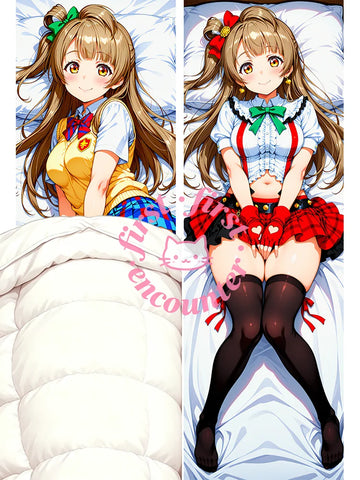 coussin allongé motif anime minami kotori personnages cheveux blonds yeux marron jupes colorées blanc