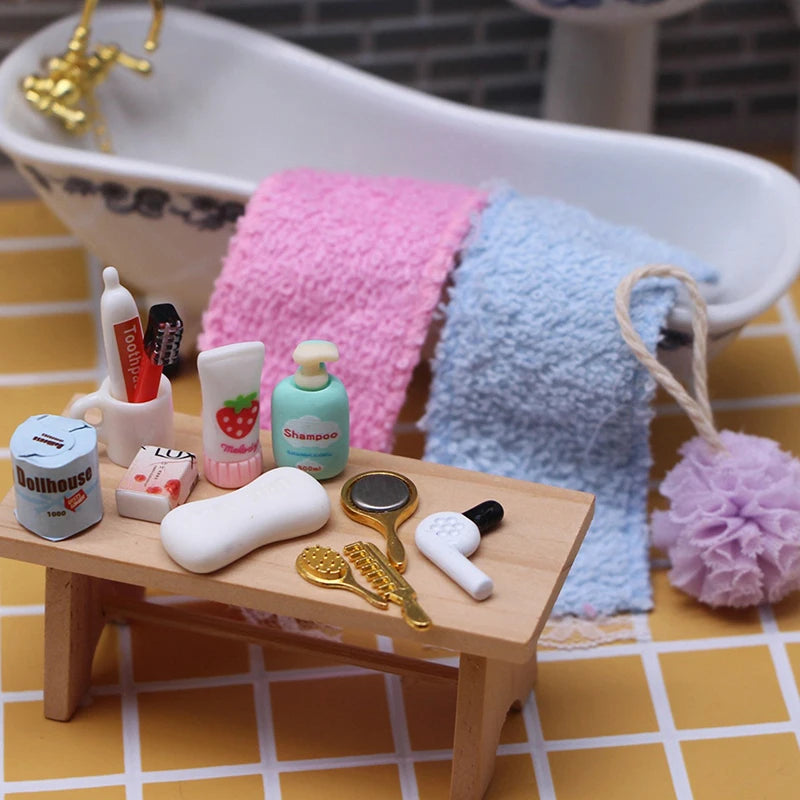 sèche cheveux miniature miroir doré baignoire plateau savonnette flacons serviettes tapis bain petite salle