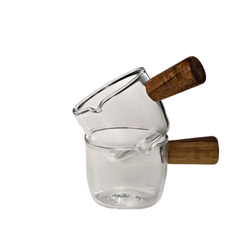 pots mesure verre manche bois lait condiments restaurant cuisine moderne minimaliste