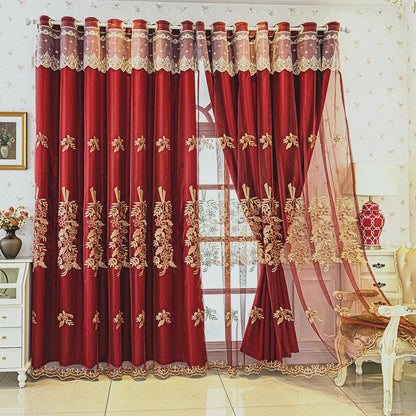 Rideaux rouges à motifs dorés et voilage assorti légèrement ouvert, laissant entrer la lumière dans un salon au style classique chic.