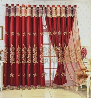 Rideaux rouges à motifs dorés et voilage assorti légèrement ouvert, laissant entrer la lumière dans un salon au style classique chic.