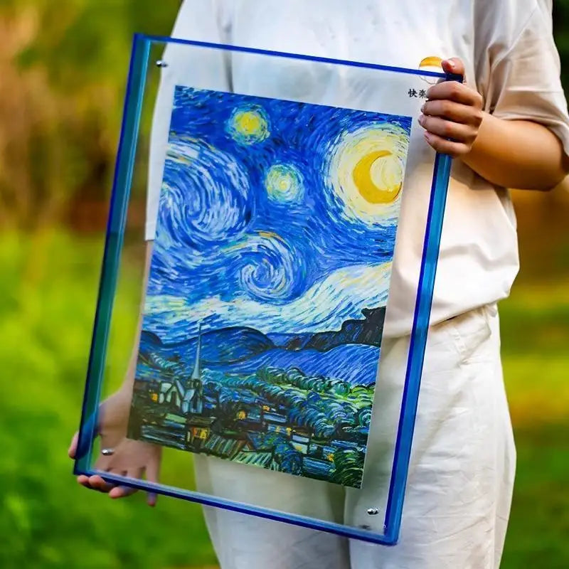 Cadre acrylique bleu marine avec affiche moderne en décoration intérieure