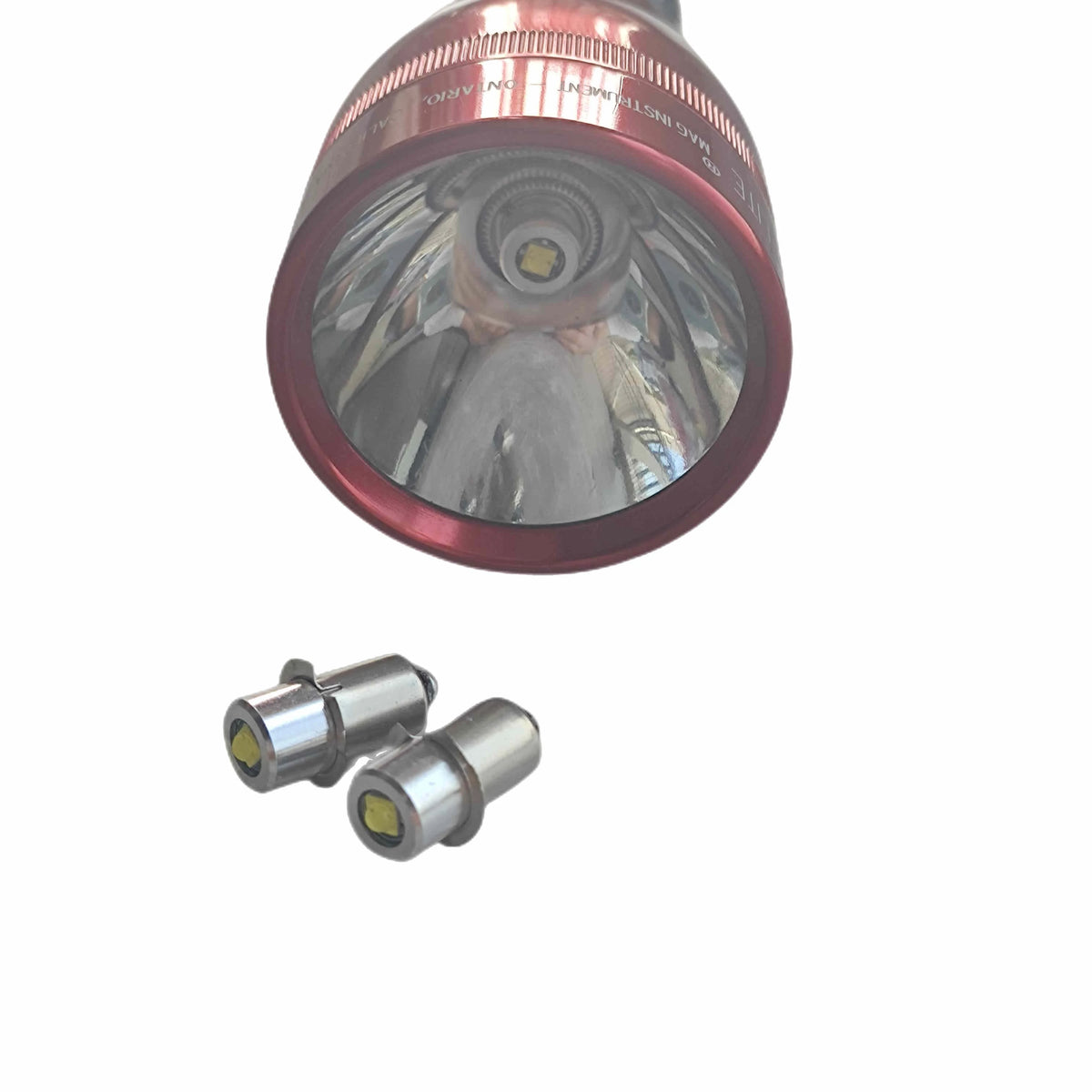 torche led rouge argentée ampoules piles aaa moderne fonctionnelle 60 499 lumens