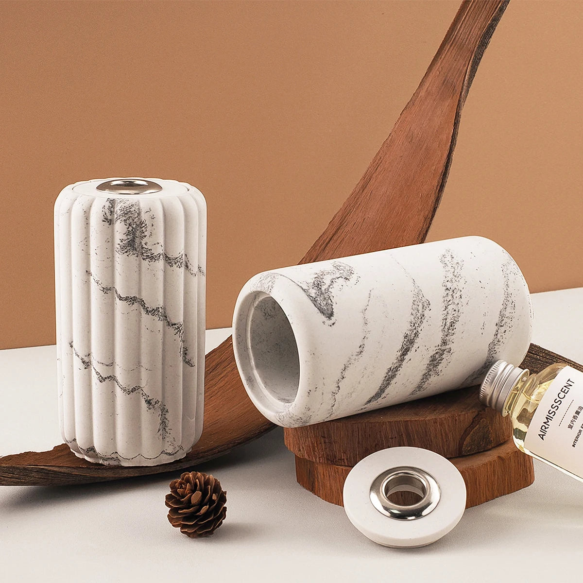 diffuseur parfum récipient silicone opaque imitation marbre stries veines grises fond blanc moderne minimaliste