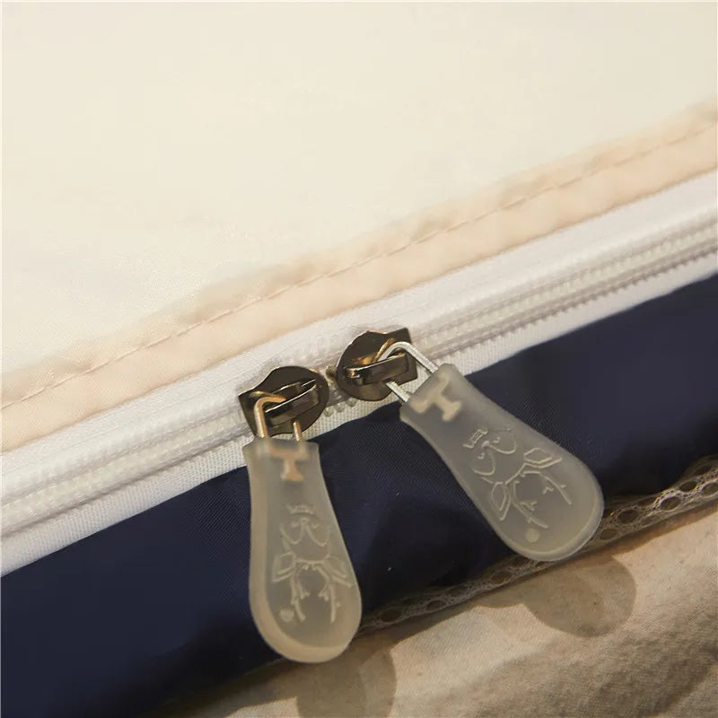 Fermeture éclair sombre et poignées métalliques gravées d'un motif floral élégant sur un sac en tissu beige.