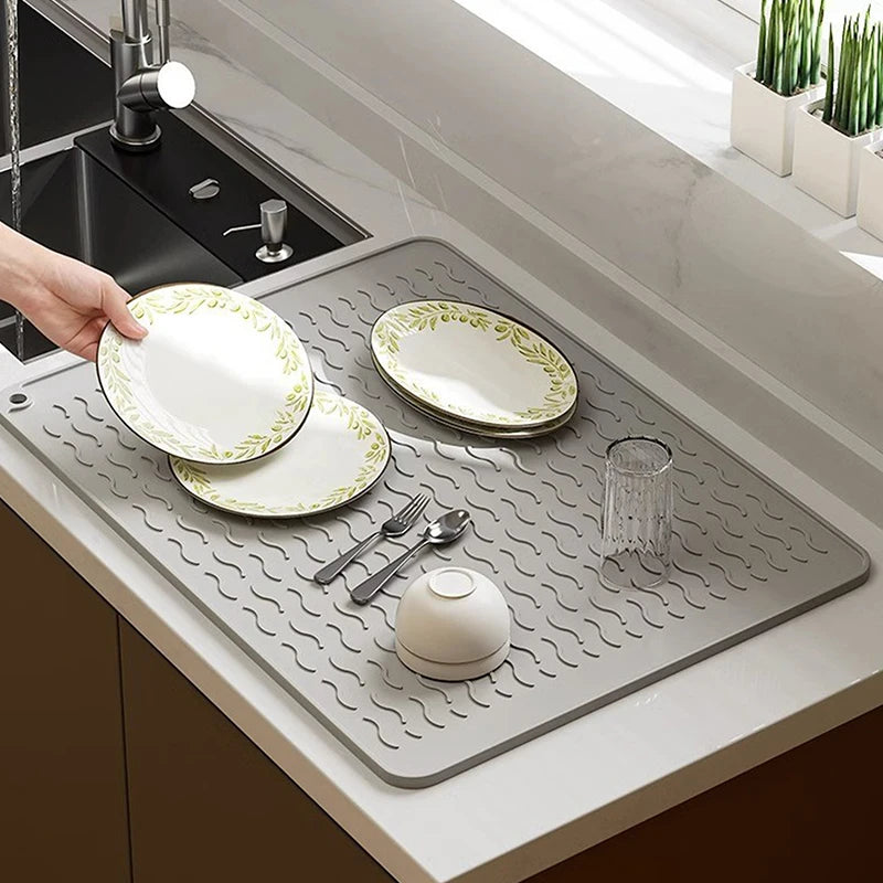 tapis cuisine silicone gris rayures ondulées moderne antidérapant assiettes cuillères verres bols