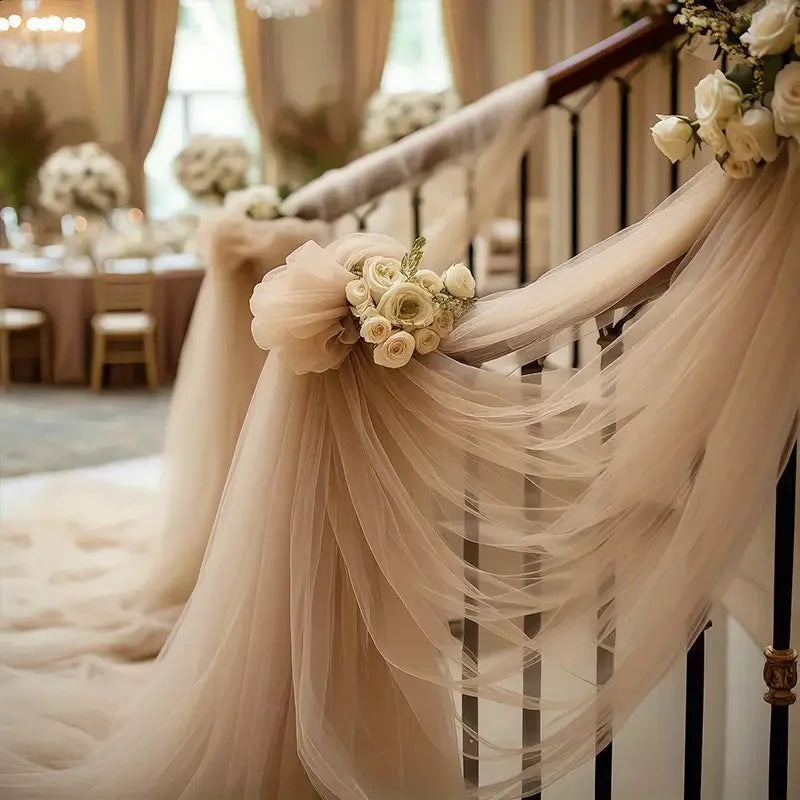rideau scène beige clair ondulé élégant fleurs guirlandes anniversaire mariage baptême événement