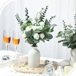 bouquet artificiel feuilles vertes roses blanches naturel romantique vase blanc lanternes