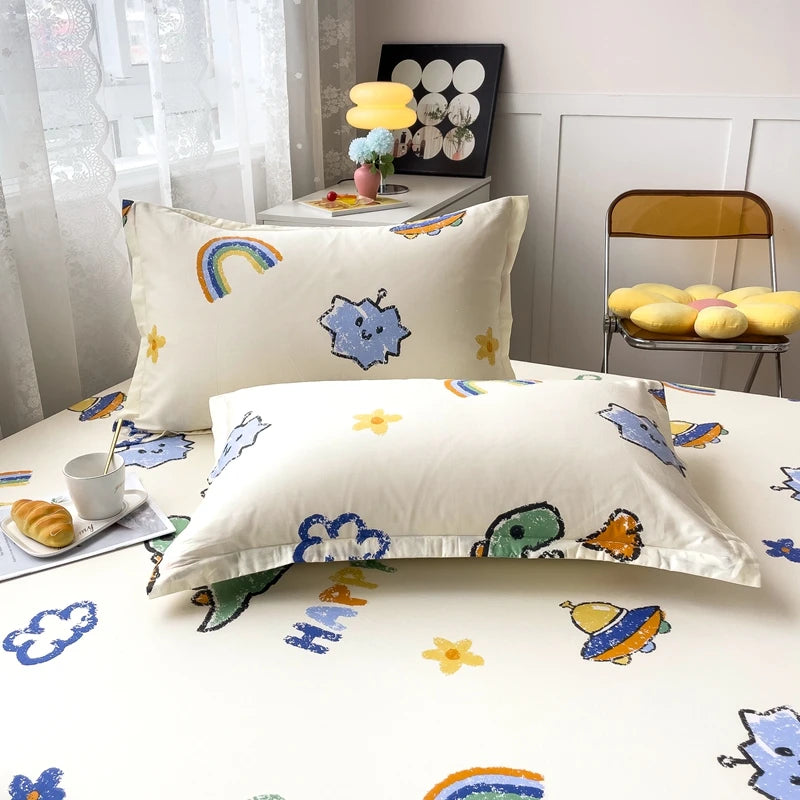 Housse de couette et taie d'oreiller avec un motif enfantin mignon de différents personnages et symboles colorés sur un fond blanc.