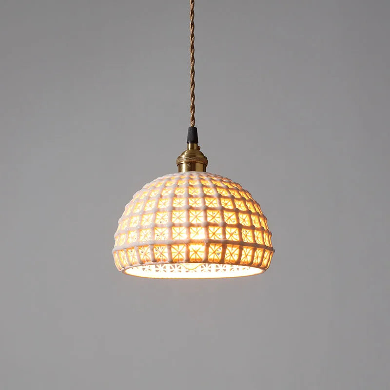 Détail de la céramique blanche et du cordon de suspension
