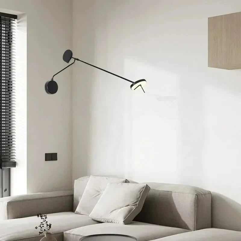 Applique murale noire installée au-dessus d'un bureau avec éclairage LED