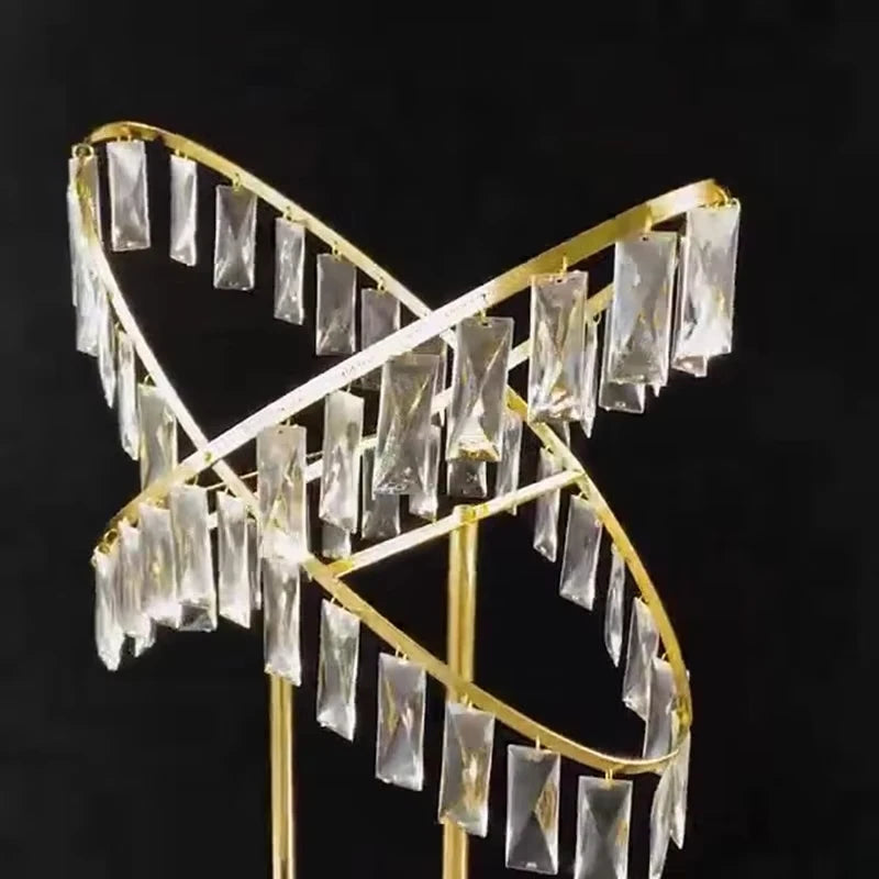 décoration intérieure moderne or argent cristaux transparents structure métallique sculpturale luxe