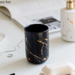 ensemble salle bain moderne blanc doré marbre veines élégant pompe tasse dents support savon