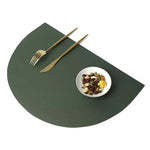 tapis table moderne bleu marine marron gris rose motifs géométriques opaques assiettes vaisselle minimaliste