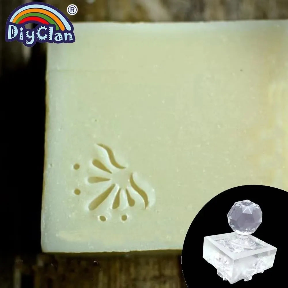 savon artisanal blanc motifs floraux gravés texture granuleuse traditionnel sans anse utilisation