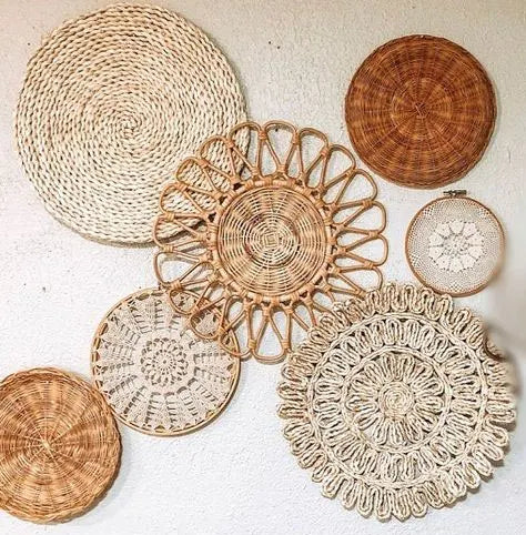 Panier mural en rotin suspendu dans un salon moderne
