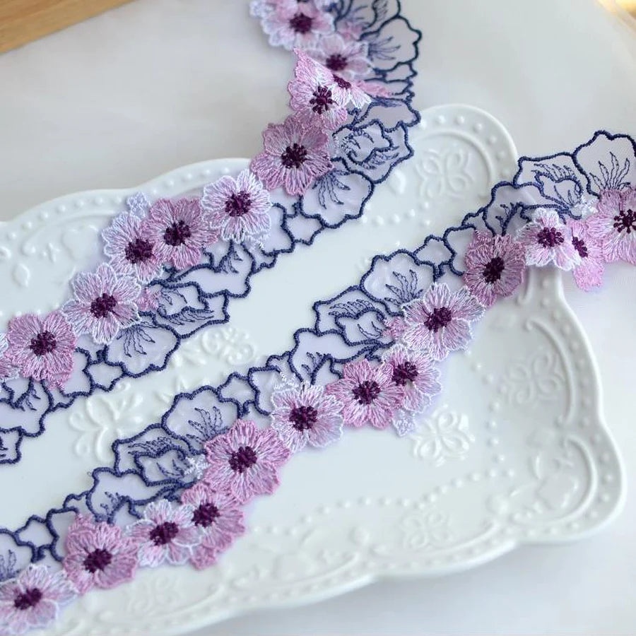ruban dentelle fleurs blanches blanc vert rose violet broderie fine élégant coton polyester six