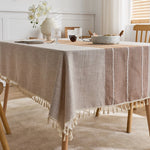 nappe rustique rectangle polyester moderne beige rayures tissage fin assiettes blancs couverts métalliques décoration
