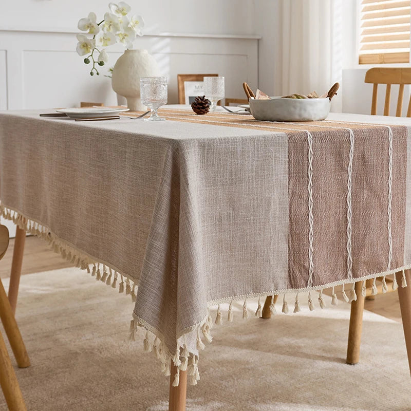 nappe rustique rectangle polyester moderne beige rayures tissage fin assiettes blancs couverts métalliques décoration
