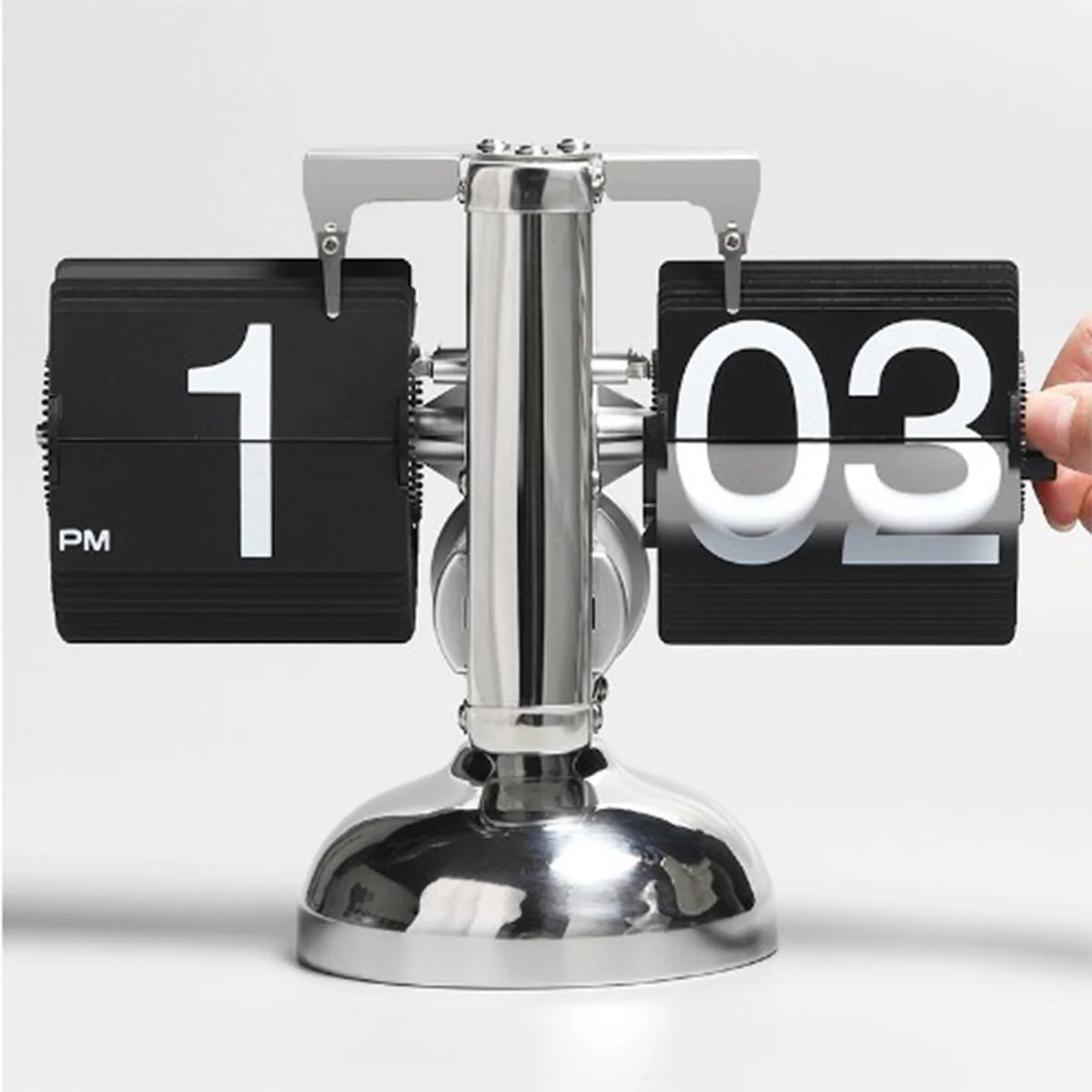 horloge flip numérique rétro moderne blanc noir argenté chiffres am visible mécanisme rotation base