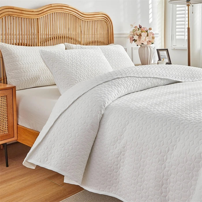 Parure de lit blanc avec taies d'oreiller dans une chambre élégante