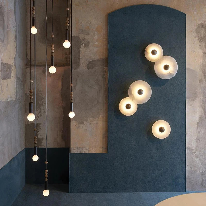 Applique murale LED installée dans un salon moderne